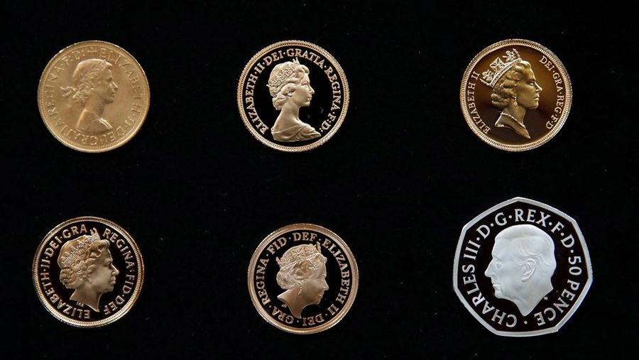Potret Raja Charles III Inggris terlihat pada koin £5 dan koin 50 pence yang diresmikan oleh The Royal Mint di London, Inggris, Kamis (29/9/2022l. (REUTERS/Peter Nicholls)
