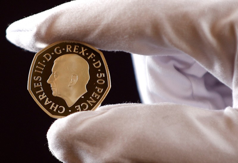 Koin Potret Raja Charles III I Potret Raja Charles III Inggris terlihat pada koin £5 dan koin 50 pence yang diresmikan oleh The Royal Mint di London, Inggris, Kamis (29/9/2022l. (REUTERS/Peter Nicholls)