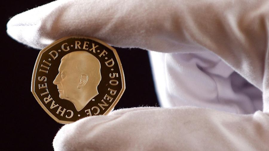 Potret Raja Charles III Inggris terlihat pada koin £5 dan koin 50 pence yang diresmikan oleh The Royal Mint di London, Inggris, Kamis (29/9/2022l. (REUTERS/Peter Nicholls)
