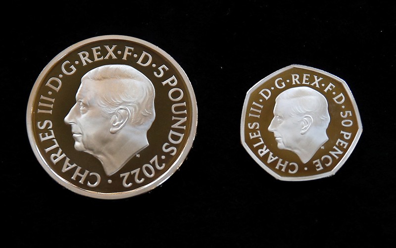 Koin Potret Raja Charles III I Potret Raja Charles III Inggris terlihat pada koin £5 dan koin 50 pence yang diresmikan oleh The Royal Mint di London, Inggris, Kamis (29/9/2022l. (REUTERS/Peter Nicholls)