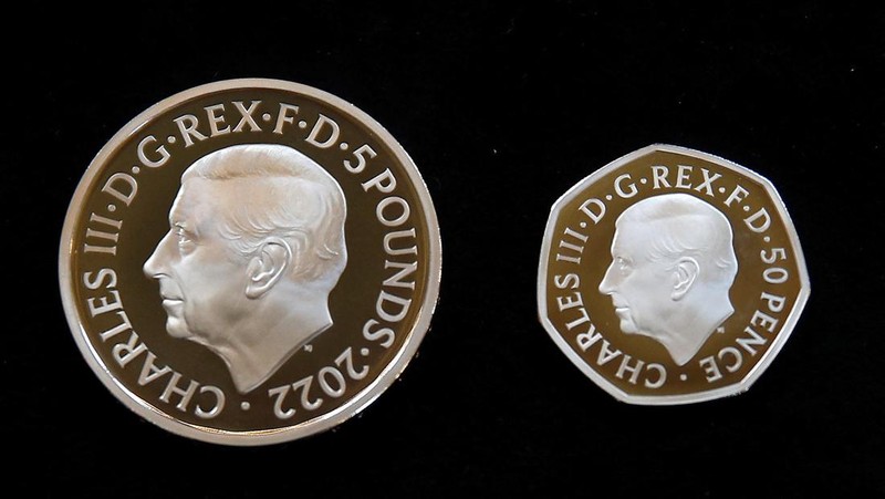 Potret Raja Charles III Inggris terlihat pada koin £5 dan koin 50 pence yang diresmikan oleh The Royal Mint di London, Inggris, Kamis (29/9/2022l. (REUTERS/Peter Nicholls)