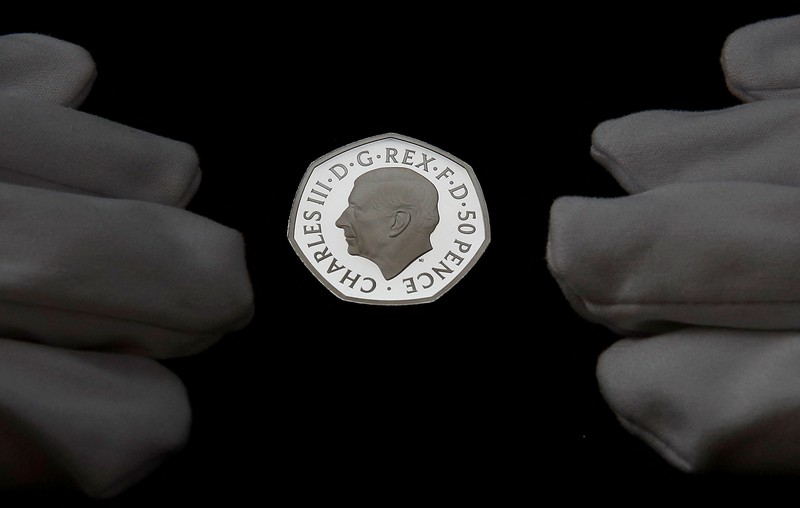 Potret Raja Charles III Inggris terlihat pada koin £5 dan koin 50 pence yang diresmikan oleh The Royal Mint di London, Inggris, Kamis (29/9/2022l. (REUTERS/Peter Nicholls)