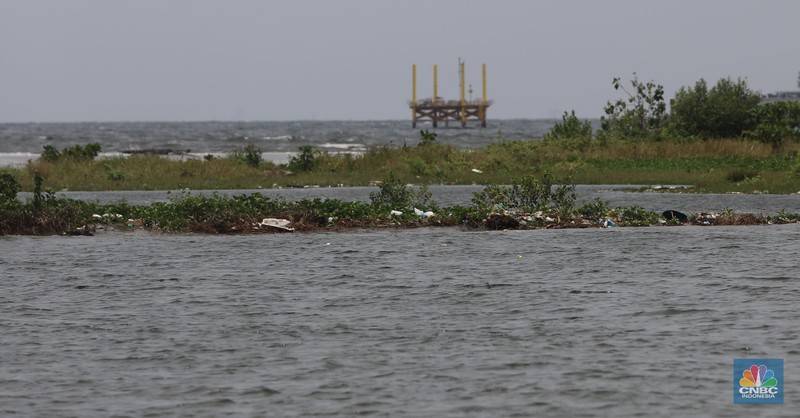 Suasana kawasan reklamasi pulau G di teluk Jakarta, Jumat (30/9/2022). Pulau G yang merupakan hasil reklamasi tampak terkikis oleh air laut, setelah terbengkalai. (CNBC Indonesia/ Muhammad Sabki)