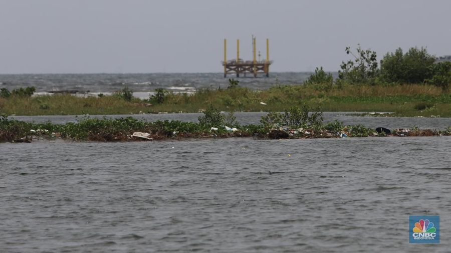 Suasana kawasan reklamasi pulau G di teluk Jakarta, Jumat (30/9/2022). Pulau G yang merupakan hasil reklamasi tampak terkikis oleh air laut, setelah terbengkalai. (CNBC Indonesia/ Muhammad Sabki)