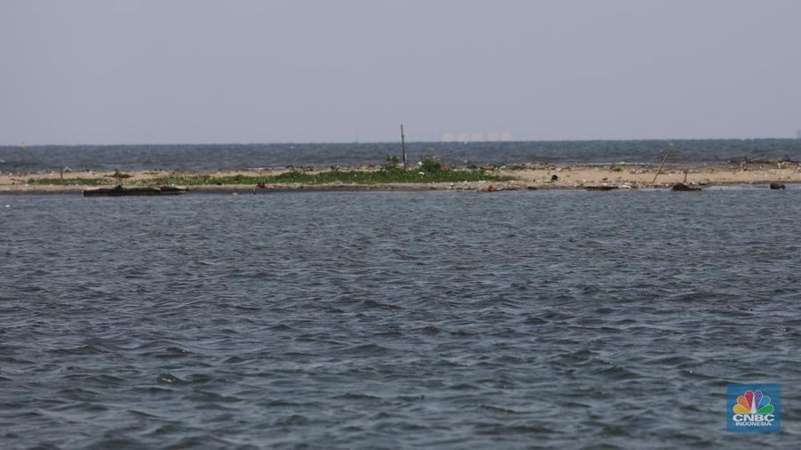 Suasana kawasan reklamasi pulau G di teluk Jakarta, Jumat (30/9/2022). Pulau G yang merupakan hasil reklamasi tampak terkikis oleh air laut, setelah terbengkalai. (CNBC Indonesia/ Muhammad Sabki)