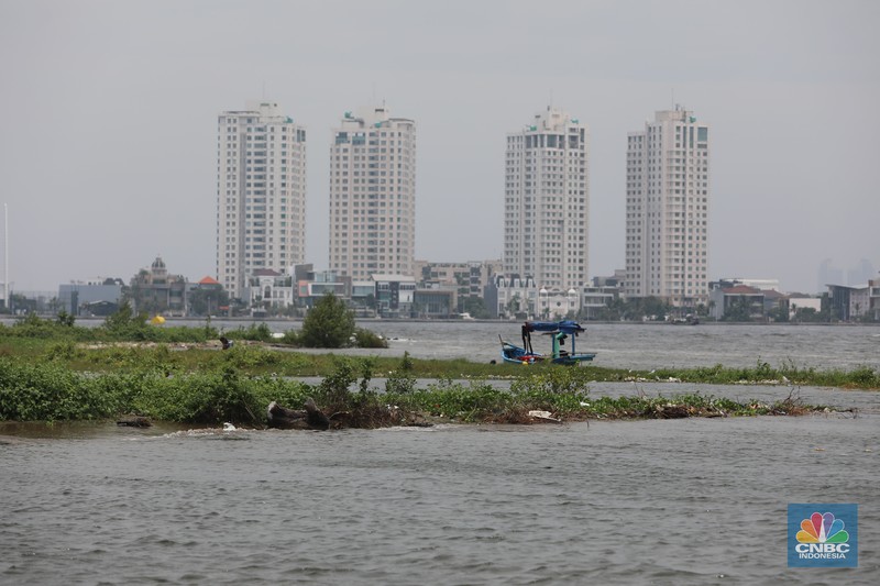 Kondisi Reklamasi pulau G yang Abrasi Suasana kawasan reklamasi pulau G di teluk Jakarta, Jumat (30/9/2022). Pulau G yang merupakan hasil reklamasi tampak terkikis oleh air laut, setelah terbengkalai. (CNBC Indonesia/ Muhammad Sabki)