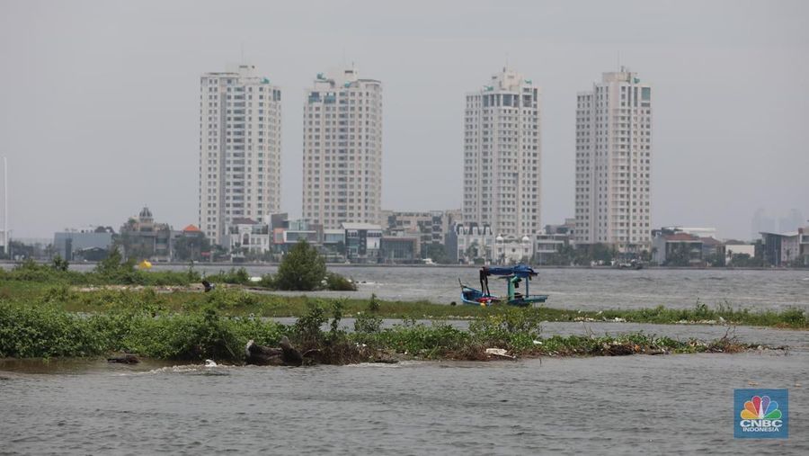 Suasana kawasan reklamasi pulau G di teluk Jakarta, Jumat (30/9/2022). Pulau G yang merupakan hasil reklamasi tampak terkikis oleh air laut, setelah terbengkalai. (CNBC Indonesia/ Muhammad Sabki)