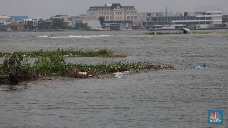 Suasana kawasan reklamasi pulau G di teluk Jakarta, Jumat (30/9/2022). Pulau G yang merupakan hasil reklamasi tampak terkikis oleh air laut, setelah terbengkalai. (CNBC Indonesia/ Muhammad Sabki)