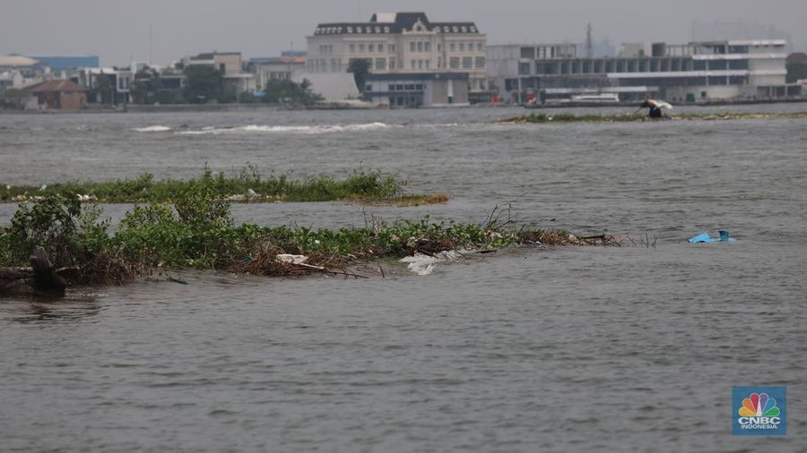 Suasana kawasan reklamasi pulau G di teluk Jakarta, Jumat (30/9/2022). Pulau G yang merupakan hasil reklamasi tampak terkikis oleh air laut, setelah terbengkalai. (CNBC Indonesia/ Muhammad Sabki)