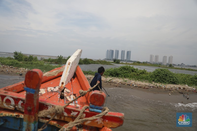 Suasana kawasan reklamasi pulau G di teluk Jakarta, Jumat (30/9/2022). Pulau G yang merupakan hasil reklamasi tampak terkikis oleh air laut, setelah terbengkalai. (CNBC Indonesia/ Muhammad Sabki)