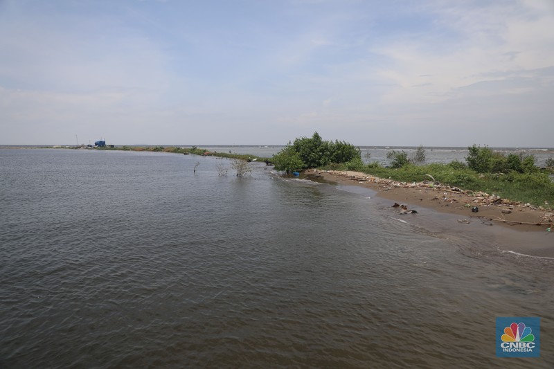 Suasana kawasan reklamasi pulau G di teluk Jakarta, Jumat (30/9/2022). Pulau G yang merupakan hasil reklamasi tampak terkikis oleh air laut, setelah terbengkalai. (CNBC Indonesia/ Muhammad Sabki)