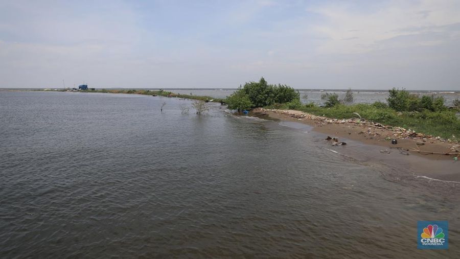 Suasana kawasan reklamasi pulau G di teluk Jakarta, Jumat (30/9/2022). Pulau G yang merupakan hasil reklamasi tampak terkikis oleh air laut, setelah terbengkalai. (CNBC Indonesia/ Muhammad Sabki)
