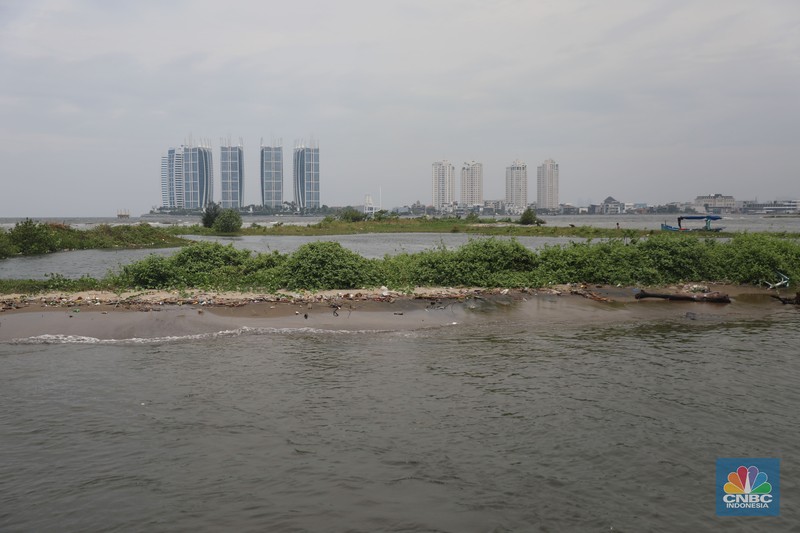 Suasana kawasan reklamasi pulau G di teluk Jakarta, Jumat (30/9/2022). Pulau G yang merupakan hasil reklamasi tampak terkikis oleh air laut, setelah terbengkalai. (CNBC Indonesia/ Muhammad Sabki)