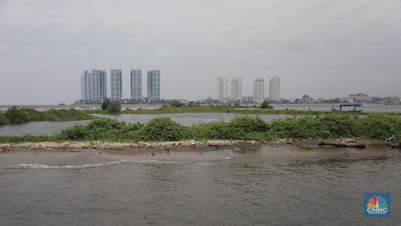 Suasana kawasan reklamasi pulau G di teluk Jakarta, Jumat (30/9/2022). Pulau G yang merupakan hasil reklamasi tampak terkikis oleh air laut, setelah terbengkalai. (CNBC Indonesia/ Muhammad Sabki)