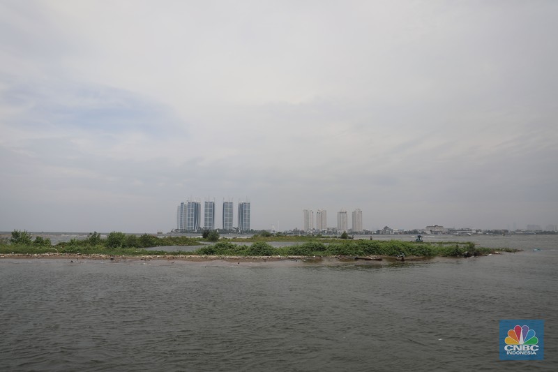 Suasana kawasan reklamasi pulau G di teluk Jakarta, Jumat (30/9/2022). Pulau G yang merupakan hasil reklamasi tampak terkikis oleh air laut, setelah terbengkalai. (CNBC Indonesia/ Muhammad Sabki)
