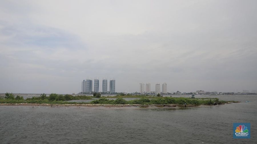 Suasana kawasan reklamasi pulau G di teluk Jakarta, Jumat (30/9/2022). Pulau G yang merupakan hasil reklamasi tampak terkikis oleh air laut, setelah terbengkalai. (CNBC Indonesia/ Muhammad Sabki)