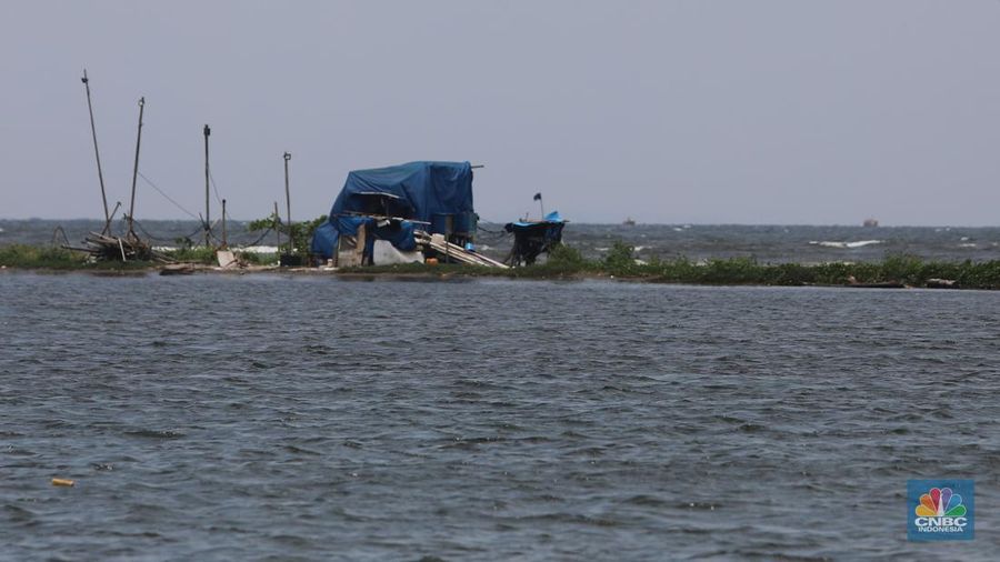 Suasana kawasan reklamasi pulau G di teluk Jakarta, Jumat (30/9/2022). Pulau G yang merupakan hasil reklamasi tampak terkikis oleh air laut, setelah terbengkalai. (CNBC Indonesia/ Muhammad Sabki)