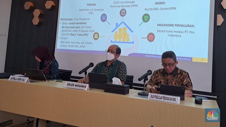 (kiri ke kanan):  Kepala Biro KLI Kemenkeu Rahayu Puspasari, Direktur Jenderal Anggaran Kemenkeu Isa Rachmatarwata dan Direktur Jenderal Pengelolaan Pembiayaan dan Risiko Kemenkeu Luky Alfirman saat Media Briefing: tetang Update Penyaluran Bansos dan Pembiayaan di Kemenkeu, Jakarta. (CNBC Indonesia/ Hadijah Alaydrus)