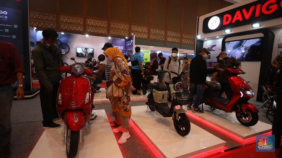 Pameran otomotif Indonesia Electric Motor Show (IEMS) 2022 di Jakarta Convention Center (JCC) Senayan, Jakarta, Jumat, (30/9/2022). Pameran ini mengusung tema 