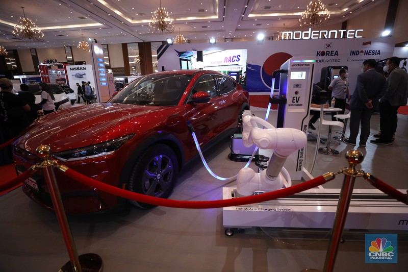 Pameran otomotif Indonesia Electric Motor Show (IEMS) 2022 di Jakarta Convention Center (JCC) Senayan, Jakarta, Jumat, (30/9/2022). Pameran ini mengusung tema 