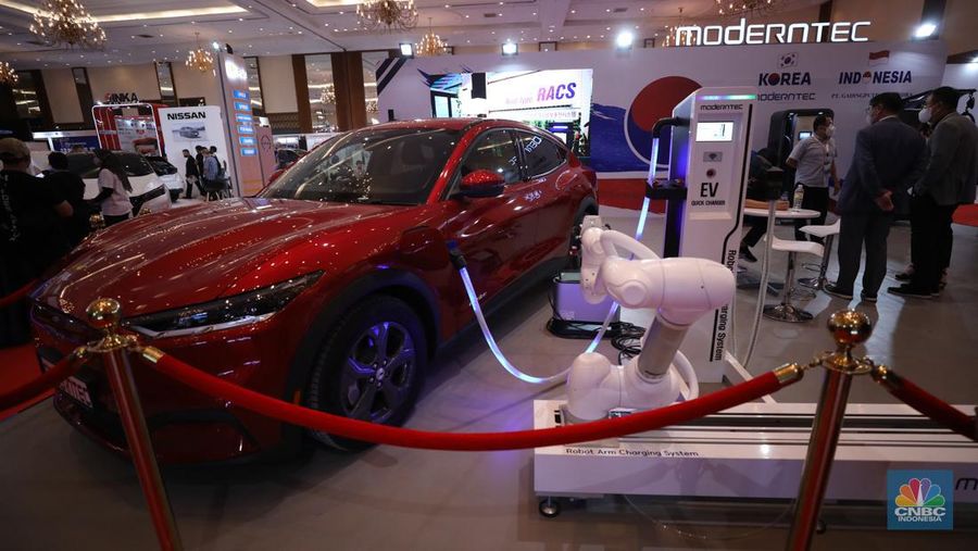 Pameran otomotif Indonesia Electric Motor Show (IEMS) 2022 di Jakarta Convention Center (JCC) Senayan, Jakarta, Jumat, (30/9/2022). Pameran ini mengusung tema 