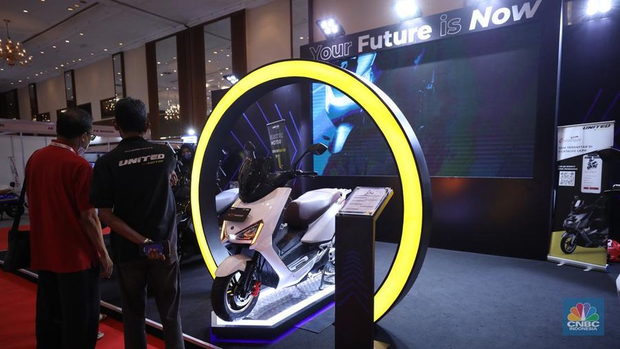 Pameran otomotif Indonesia Electric Motor Show (IEMS) 2022 di Jakarta Convention Center (JCC) Senayan, Jakarta, Jumat, (30/9/2022). Pameran ini mengusung tema 