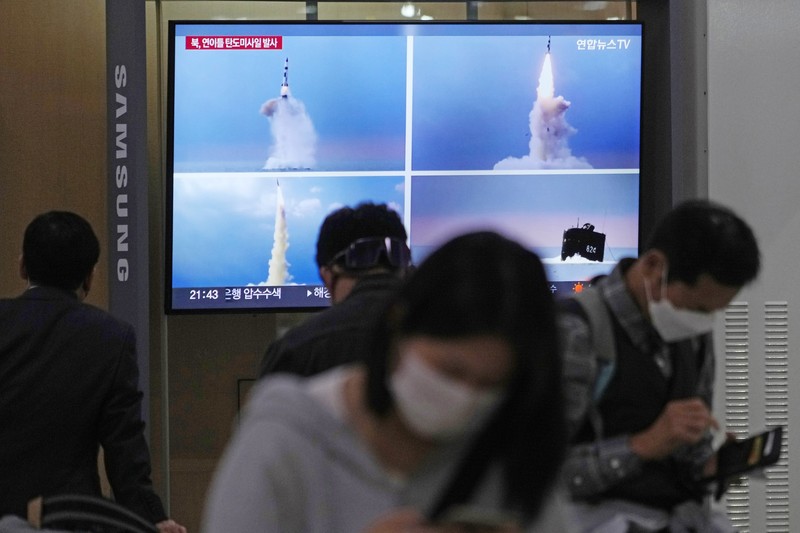Seorang tentara di wilayah Korea Utara melihat melalui teropong saat Wakil Presiden AS Kamala Harris mengunjungi zona demiliterisasi (DMZ) yang memisahkan kedua Korea, di Panmunjom, Korea Selatan, Kamis (29/9/2022). Sebelum ke DMZ, Harris bertemu dengan Presiden Korsel, Yoon Seok Yeol. Dalam pertemuan ini, ia menegaskan soal penguatan kerja sama dan hubungan kedua negara. (REUTERS/Leah Millis/Pool)
