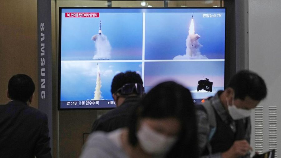 Seorang tentara di wilayah Korea Utara melihat melalui teropong saat Wakil Presiden AS Kamala Harris mengunjungi zona demiliterisasi (DMZ) yang memisahkan kedua Korea, di Panmunjom, Korea Selatan, Kamis (29/9/2022). Sebelum ke DMZ, Harris bertemu dengan Presiden Korsel, Yoon Seok Yeol. Dalam pertemuan ini, ia menegaskan soal penguatan kerja sama dan hubungan kedua negara. (REUTERS/Leah Millis/Pool)