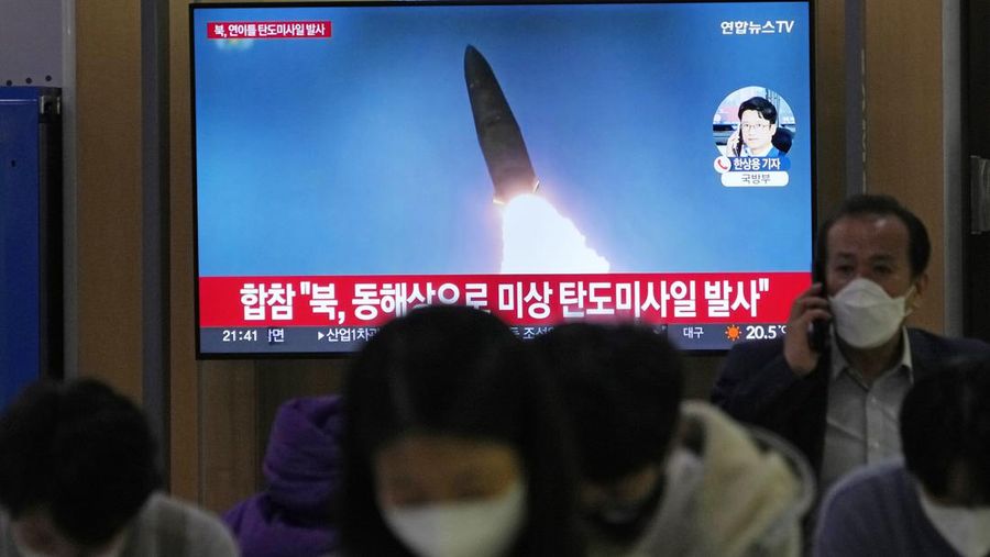 Seorang tentara di wilayah Korea Utara melihat melalui teropong saat Wakil Presiden AS Kamala Harris mengunjungi zona demiliterisasi (DMZ) yang memisahkan kedua Korea, di Panmunjom, Korea Selatan, Kamis (29/9/2022). Sebelum ke DMZ, Harris bertemu dengan Presiden Korsel, Yoon Seok Yeol. Dalam pertemuan ini, ia menegaskan soal penguatan kerja sama dan hubungan kedua negara. (REUTERS/Leah Millis/Pool)