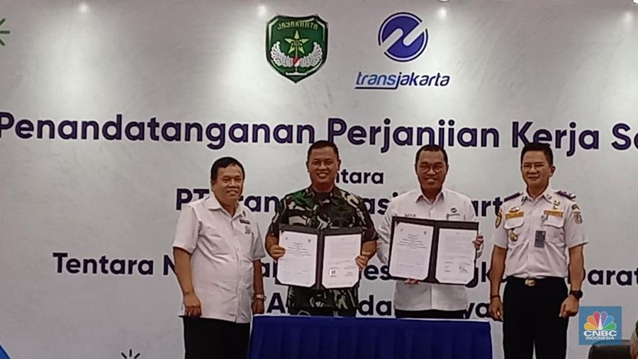 Penandatanganan Kerja Sama anatar PT. Transportasi Jakarta dengan Tentara Nasional Angkatan Darat (TNI AD) Kodam jaya. (CNBC Indonesia/Khoirul Anam)