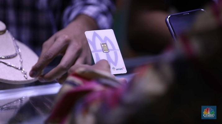 Penjualan Emas Antam Karyawan toko melayani pembeli emas ANTAM di toko emas kawasan Cikini Jakarta, Jumat (30/9/2022). (CNBC Indonesia/ Tri Susilo)