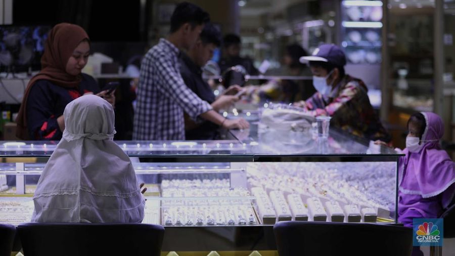Karyawan toko melayani pembeli emas murni di toko emas kawasan Cikini Jakarta, Jumat (30/9/2022). (CNBC Indonesia/ Tri Susilo)