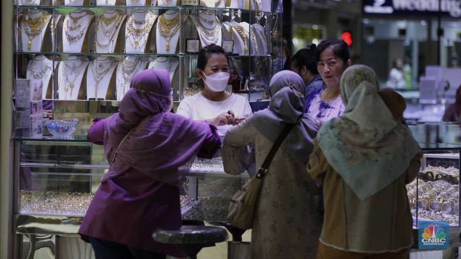 Karyawan toko melayani pembeli emas murni di toko emas kawasan Cikini Jakarta, Jumat (30/9/2022). (CNBC Indonesia/ Tri Susilo)