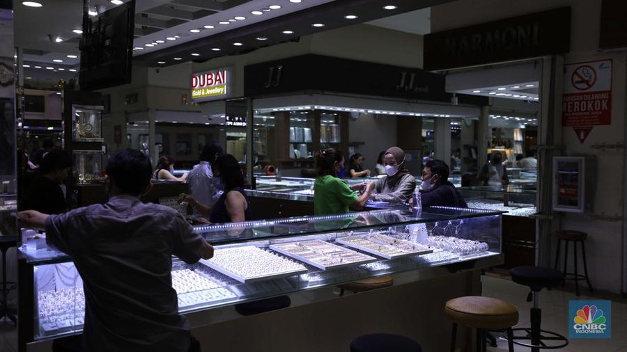 Karyawan toko melayani pembeli emas murni di toko emas kawasan Cikini Jakarta, Jumat (30/9/2022). (CNBC Indonesia/ Tri Susilo)