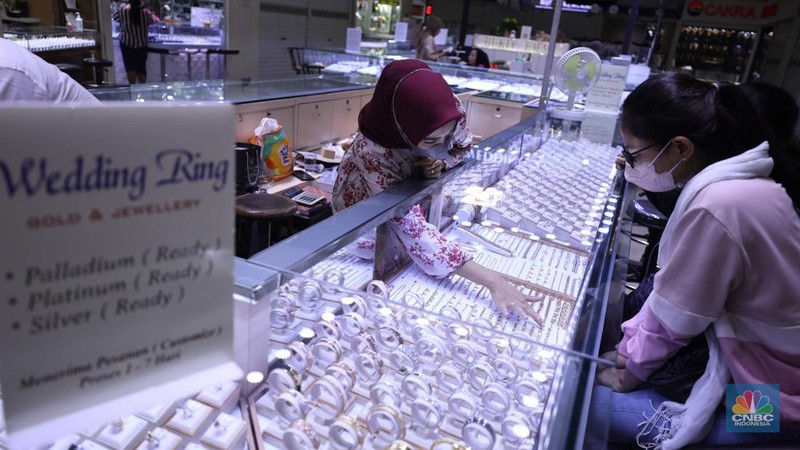 Karyawan toko melayani pembeli emas murni di toko emas kawasan Cikini Jakarta, Jumat (30/9/2022). (CNBC Indonesia/ Tri Susilo)