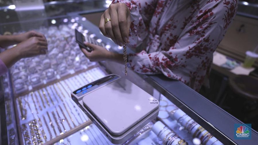 Karyawan toko melayani pembeli emas murni di toko emas kawasan Cikini Jakarta, Jumat (30/9/2022). (CNBC Indonesia/ Tri Susilo)