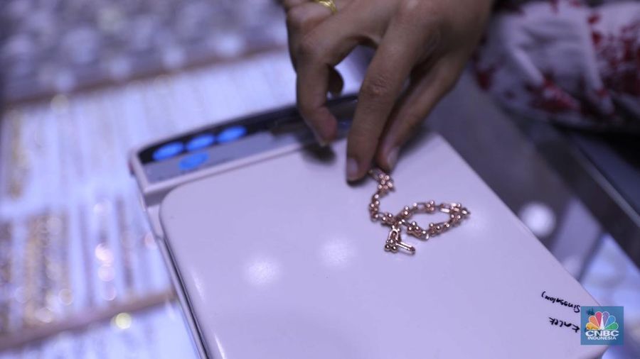 Karyawan toko melayani pembeli emas murni di toko emas kawasan Cikini Jakarta, Jumat (30/9/2022). (CNBC Indonesia/ Tri Susilo)