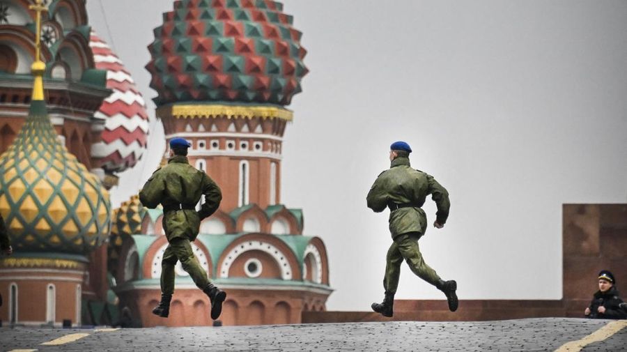 Tentara Rusia berlari di sepanjang Lapangan Merah di Moskow tengah yang ditutup sebelum upacara yang didedikasikan untuk hasil referendum tentang bergabungnya empat wilayah yang diproklamirkan sendiri oleh Ukraina ke Rusia, di Moskow tengah, Rusia, Kamis (29/9/2022). (Photo by ALEXANDER NEMENOV/AFP via Getty Images)