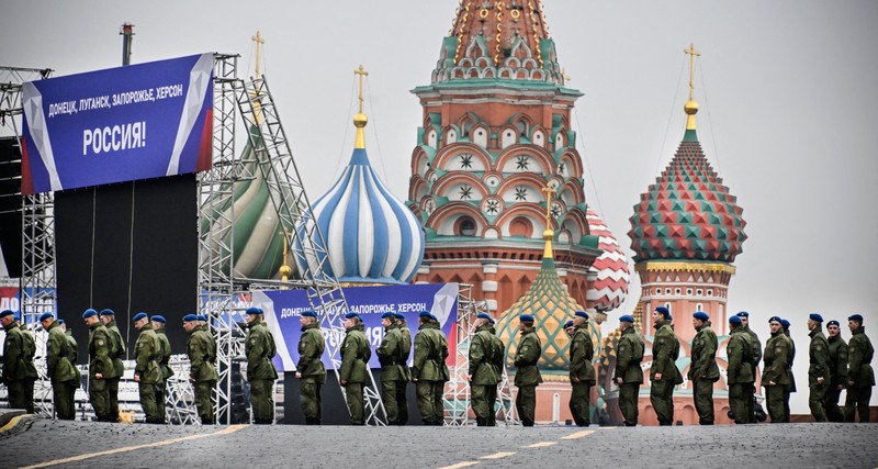 Asap mengepul ke udara saat Rusia meluncurkan roket ke Ukraina. (Anadolu Agency via Getty Images)