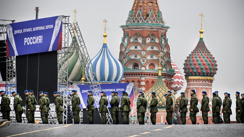Asap mengepul ke udara saat Rusia meluncurkan roket ke Ukraina. (Anadolu Agency via Getty Images)