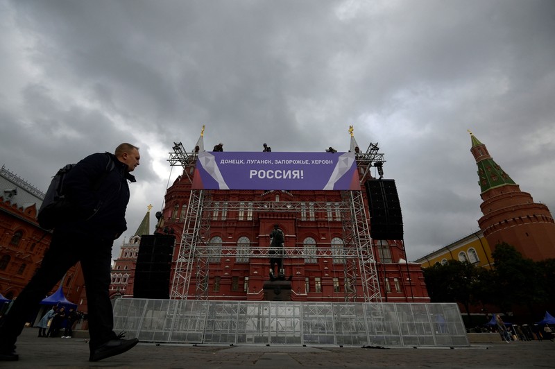 Tenda-tenda didirikan untuk pos pemeriksaan keamanan di luar Lapangan Merah yanh ditutup menjelang acara yang didedikasikan untuk hasil referendum tentang bergabungnya empat wilayah yang diproklamirkan sendiri oleh Ukraina ke Rusia, di Moskow tengah, Rusia, Kamis (29/9/2022). (REUTERS/Evgenia Novozhenina)