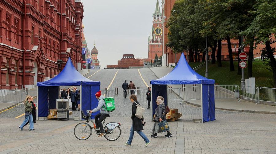 Tenda-tenda didirikan untuk pos pemeriksaan keamanan di luar Lapangan Merah yanh ditutup menjelang acara yang didedikasikan untuk hasil referendum tentang bergabungnya empat wilayah yang diproklamirkan sendiri oleh Ukraina ke Rusia, di Moskow tengah, Rusia, Kamis (29/9/2022). (REUTERS/Evgenia Novozhenina)