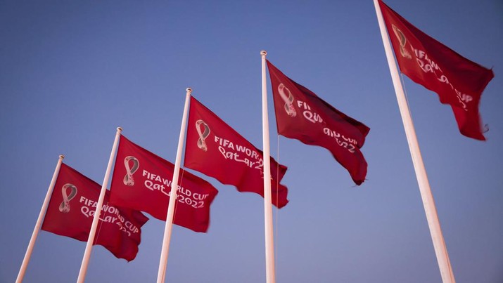 Piala Dunia Qatar 29 March 2022, Qatar, Doha: Flags for the 2022 World Cup in Qatar can be seen on the Corniche Promenade. Doha will host the Fifa Congress on March 31 and the draw for the 2022 World Cup in Qatar on April 1. Photo: Christian Charisius/dpa (Photo by Christian Charisius/picture alliance via Getty Images)
