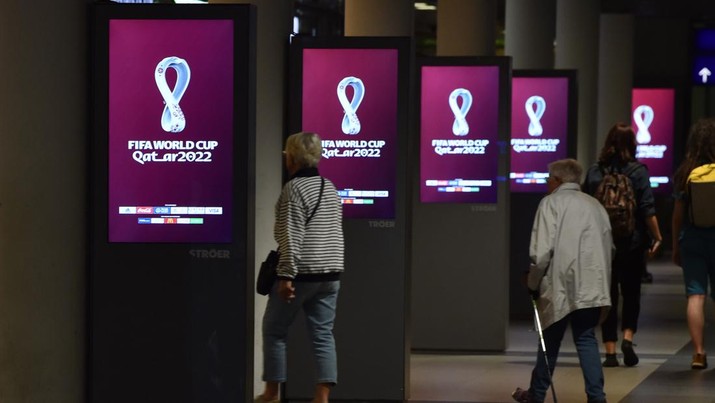 Piala Dunia Qatar 03 September 2019, Berlin: The logo of the 2022 FIFA World Cup in Qatar, published today, can be seen on electronic billboards on the ground floor of the main railway station. It is shown alternately with other advertising messages. The logo shows a stylized wide curved eight - symbolic of the eight World Cup stadiums during the final round. Photo: Paul Zinken/dpa (Photo by Paul Zinken/picture alliance via Getty Images)