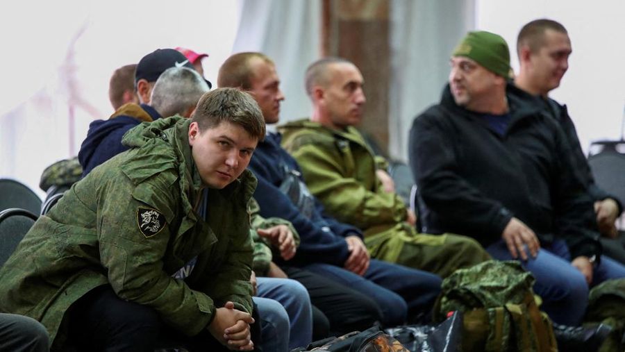 Pasukan cadangan Rusia berkumpul dalam rangka mobilisasi sebagian pasukan yang bertujuan untuk mendukung kampanye militer negara itu di Ukraina, di kota Volzhsky di wilayah Volgograd, Rusia, Rabu (28/9/2022). (REUTERS/Stringer)