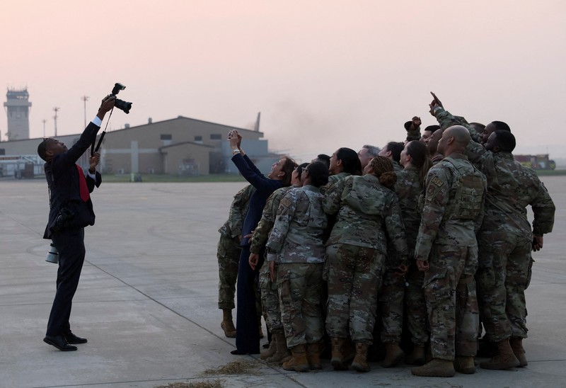 Seorang tentara di wilayah Korea Utara melihat melalui teropong saat Wakil Presiden AS Kamala Harris mengunjungi zona demiliterisasi (DMZ) yang memisahkan kedua Korea, di Panmunjom, Korea Selatan, Kamis (29/9/2022). Sebelum ke DMZ, Harris bertemu dengan Presiden Korsel, Yoon Seok Yeol. Dalam pertemuan ini, ia menegaskan soal penguatan kerja sama dan hubungan kedua negara. (REUTERS/Leah Millis/Pool)