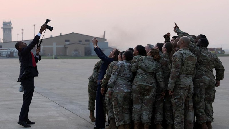 Seorang tentara di wilayah Korea Utara melihat melalui teropong saat Wakil Presiden AS Kamala Harris mengunjungi zona demiliterisasi (DMZ) yang memisahkan kedua Korea, di Panmunjom, Korea Selatan, Kamis (29/9/2022). Sebelum ke DMZ, Harris bertemu dengan Presiden Korsel, Yoon Seok Yeol. Dalam pertemuan ini, ia menegaskan soal penguatan kerja sama dan hubungan kedua negara. (REUTERS/Leah Millis/Pool)