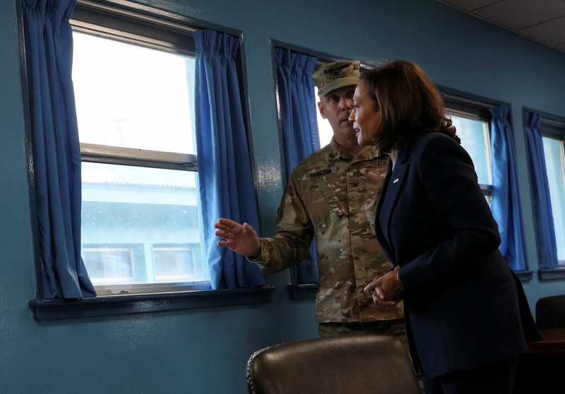 Seorang tentara di wilayah Korea Utara melihat melalui teropong saat Wakil Presiden AS Kamala Harris mengunjungi zona demiliterisasi (DMZ) yang memisahkan kedua Korea, di Panmunjom, Korea Selatan, Kamis (29/9/2022). Sebelum ke DMZ, Harris bertemu dengan Presiden Korsel, Yoon Seok Yeol. Dalam pertemuan ini, ia menegaskan soal penguatan kerja sama dan hubungan kedua negara. (REUTERS/Leah Millis/Pool)