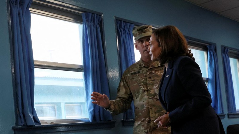 Seorang tentara di wilayah Korea Utara melihat melalui teropong saat Wakil Presiden AS Kamala Harris mengunjungi zona demiliterisasi (DMZ) yang memisahkan kedua Korea, di Panmunjom, Korea Selatan, Kamis (29/9/2022). Sebelum ke DMZ, Harris bertemu dengan Presiden Korsel, Yoon Seok Yeol. Dalam pertemuan ini, ia menegaskan soal penguatan kerja sama dan hubungan kedua negara. (REUTERS/Leah Millis/Pool)