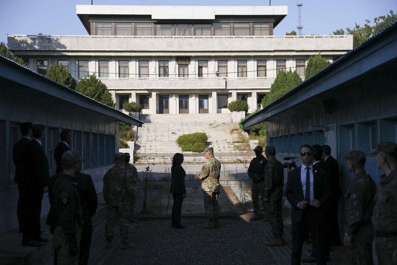 Seorang tentara di wilayah Korea Utara melihat melalui teropong saat Wakil Presiden AS Kamala Harris mengunjungi zona demiliterisasi (DMZ) yang memisahkan kedua Korea, di Panmunjom, Korea Selatan, Kamis (29/9/2022). Sebelum ke DMZ, Harris bertemu dengan Presiden Korsel, Yoon Seok Yeol. Dalam pertemuan ini, ia menegaskan soal penguatan kerja sama dan hubungan kedua negara. (REUTERS/Leah Millis/Pool)